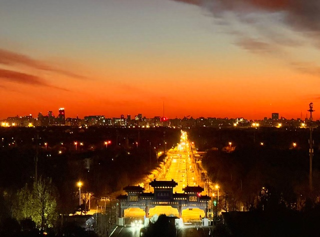 朝色漫染，天空披彩，北京的晨光太治愈了！