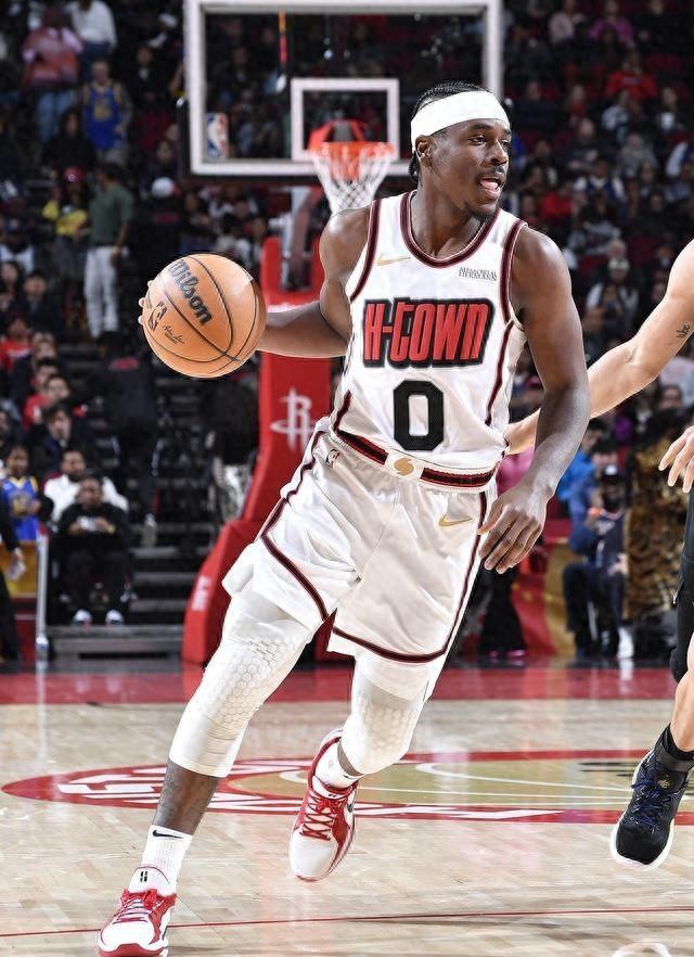 仅490万年薪！轰18分拯救火箭，乌度卡说得对，斯通一定要续约他