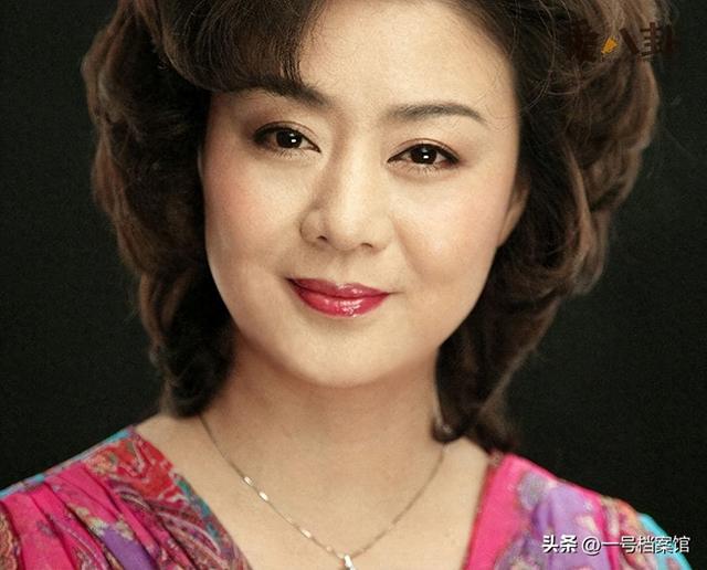 至今未婚未育，身边却有男人陪了近27年！59岁的她才是真人间清醒