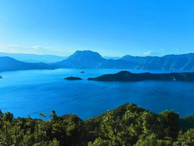 一念湖水，一念人间！在泸沽湖的湖光山色里，寻一场摩梭风情梦