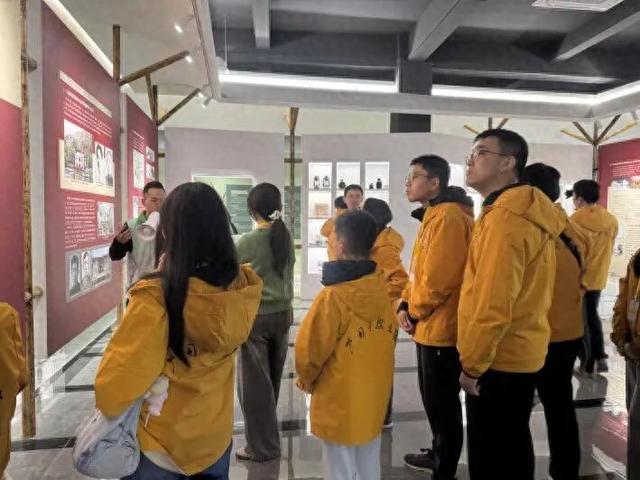 寻根打卡！华裔青少年探秘凤凰山生态与文脉