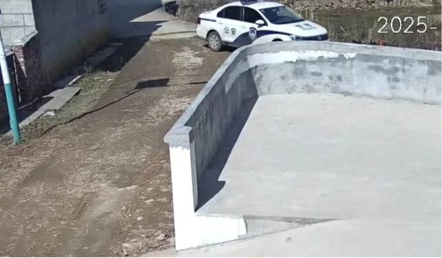 湘潭一辅警被举报“值班期间私开警车回家，砸毁他人财物”，当地公安局：已作出辞退处理