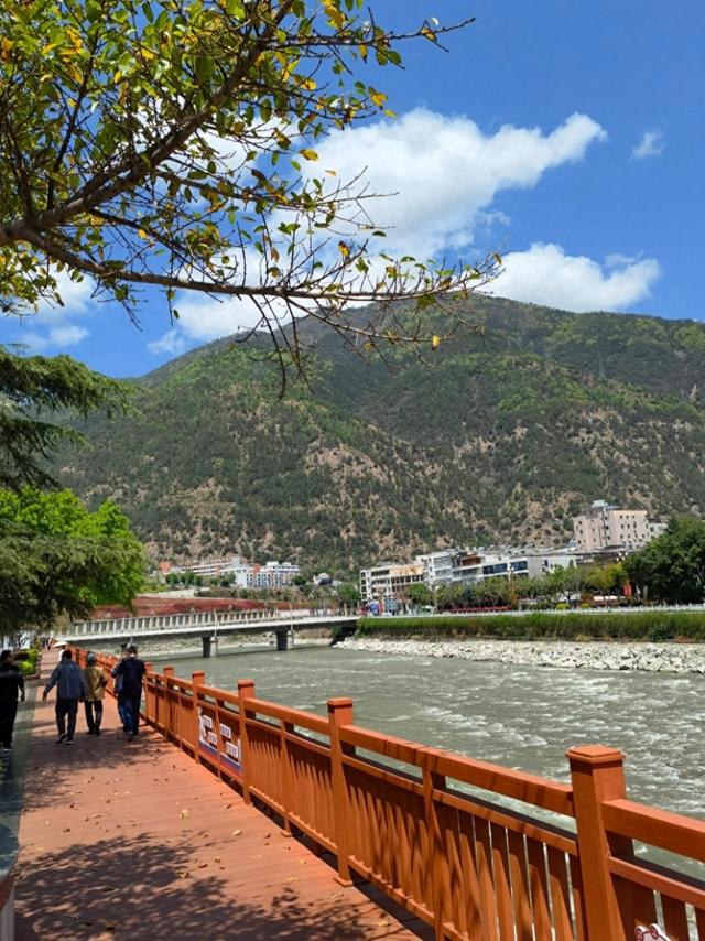 四川的这座小城简直太美了，我游了5大美景，来了根本不想回家。