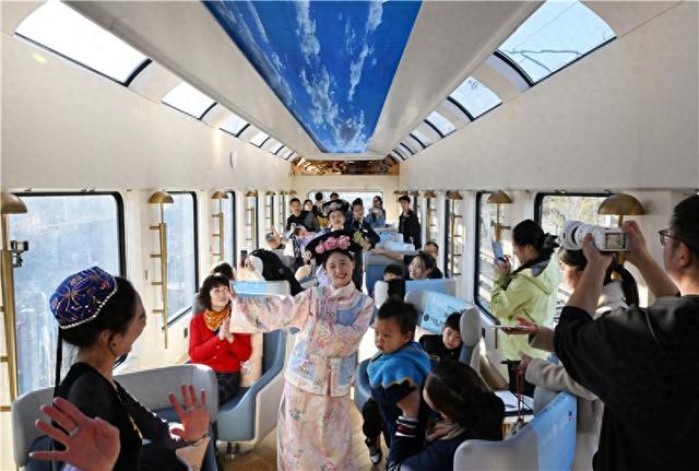 影像记录丨​坐全景观光列车，到张家口滑雪去