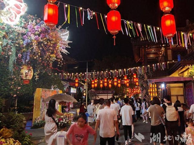活力中国调研行｜水枪已上膛，荆州市民趁夜狂欢