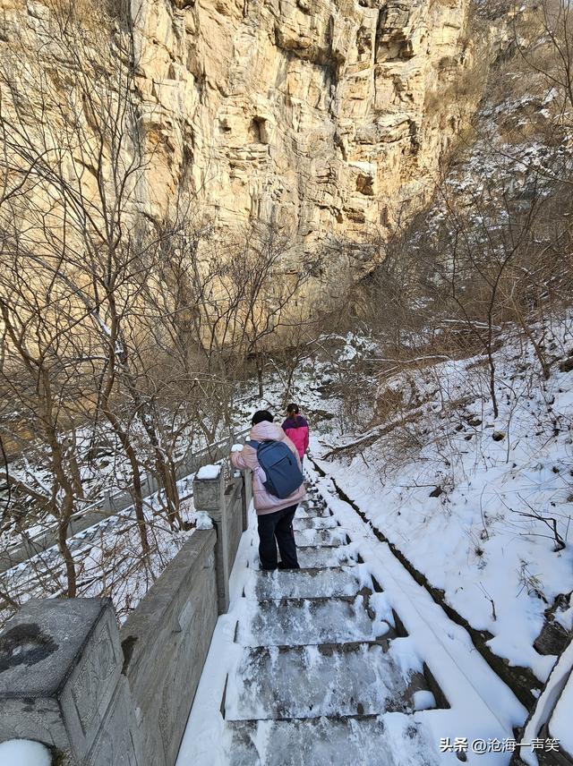 冬季大山的美，白雪皑皑，微风徐徐，树枝婆娑，人影攒动……
