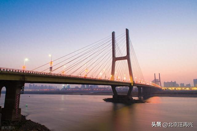 在南昌，过八一大桥，八一，向英雄城致敬
