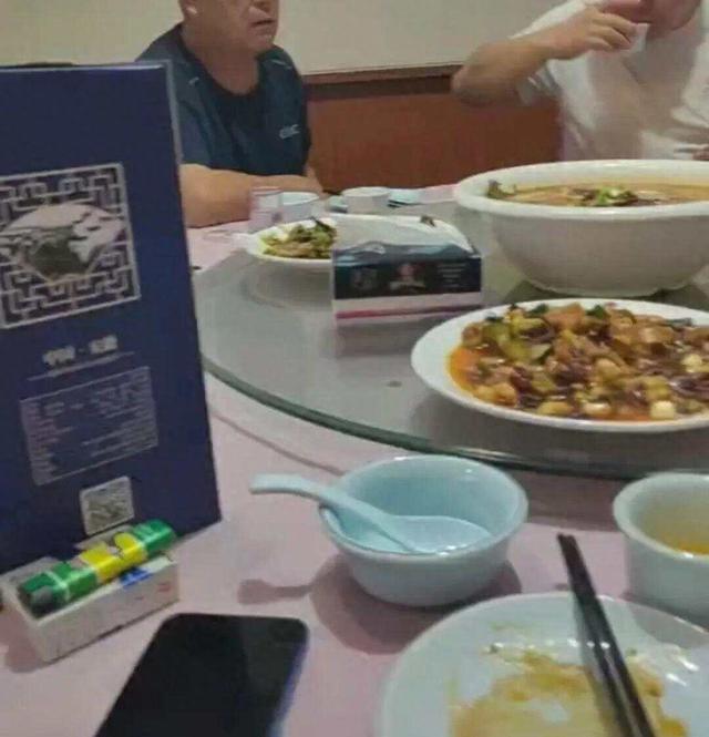 男子发“与所长局长吃饭喝酒”视频，当地纪委回应：一群务工人员酒后吹牛，已罚款200元