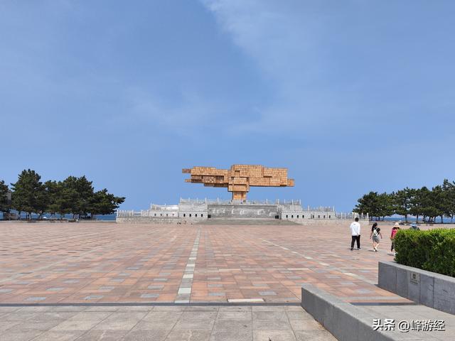 漫步威海公园，从海的颂歌到白色灯塔，大相框前留下美丽瞬间