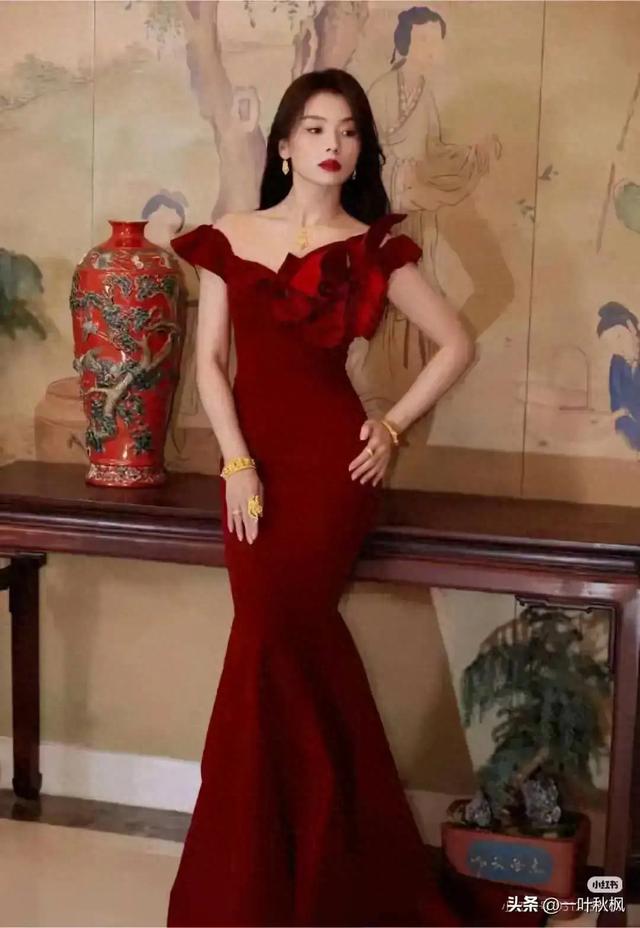 哇塞！刘涛这肥臀，算是圈内第一了吧	，麻花辫配包臀裙太显年轻了