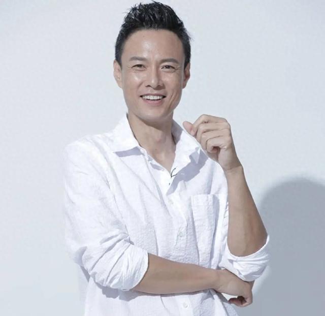 演反派再次爆红！相亲认识妻子，15年零绯闻，一起陪妈妈抗癌！