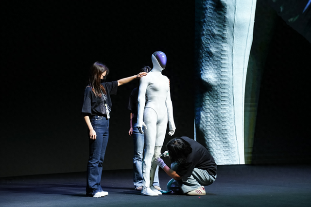 一个“猫步”引发的一场自证：小鹏机器人何以这样走？