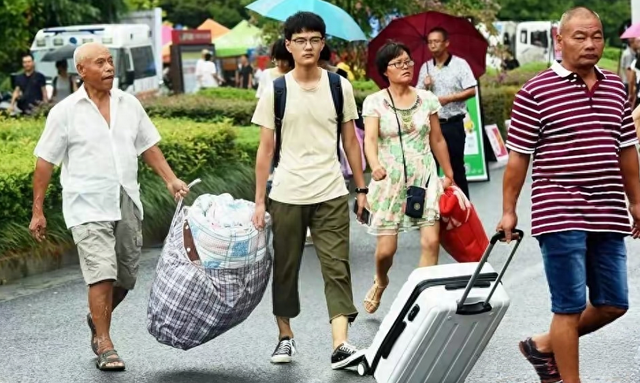 年轻正当多穷游！国庆8亿人次里，藏着一代人的生活创新