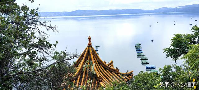 笔架山下湖光平静的抚仙湖