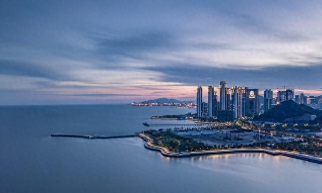 青岛，一座海风轻拂、浪..