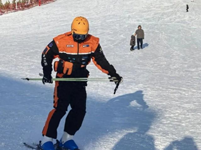 冰雪运动让冬季旅游“火起来”