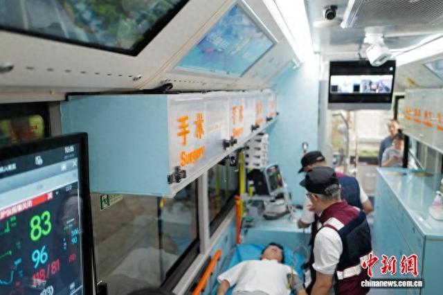 浙江杭州：国庆假期首日 “移动急救驿站”亮相景区