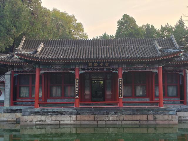 赏联：北海公园“雨余山色深于黛 风定波光正可人”