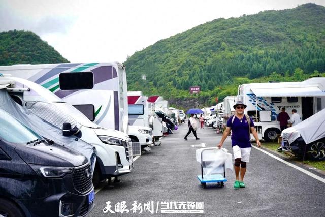 600余辆房车扎堆19℃的百里杜鹃避暑