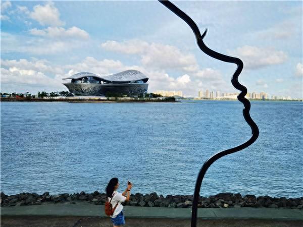 赤坎金沙湾艺术立柱定格“港湾浪漫”