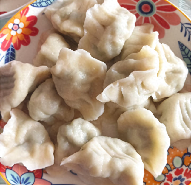 胡萝卜鸡蛋饺子怎么做（入秋后多给孩子吃这馅饺子益肝明目补钙补铁几块钱成本）