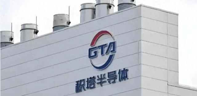 美国抓捕中企芯片高管，7天之内，中国火速反制，禁止美银行高管离境！灰色账户牵出富国黑历史