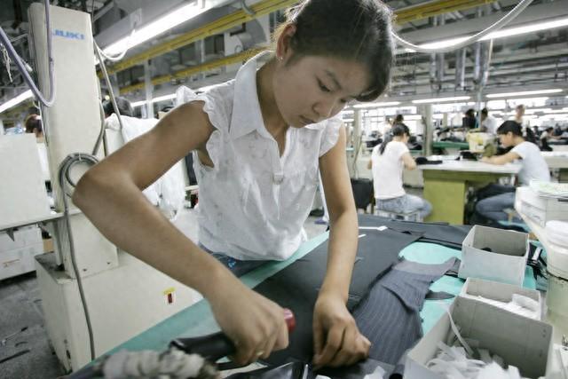 为什么很多农村的女孩外出打工后基本上都不愿意回农村老家了呢？