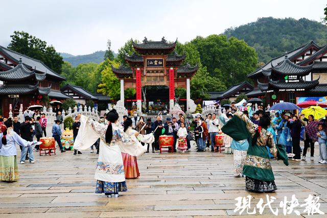 2025栖霞山“江山入戏”赏枫系列活动开启：邀您入景入戏，共赴山间风雅
