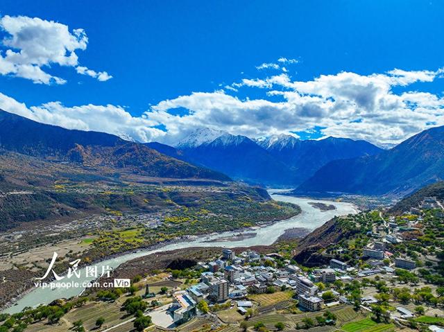 西藏林县：雅鲁藏布大峡谷秋景壮美