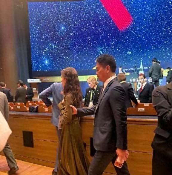 刘强东带章泽天见特朗普，谁料56万爱马仕包成功抢镜，她笑容更甜