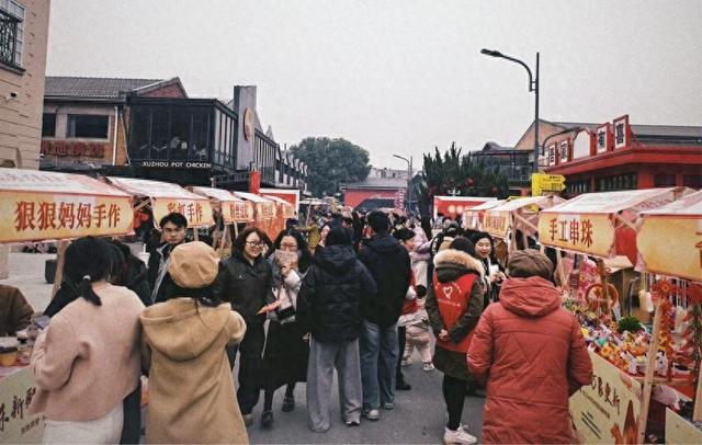 合肥首场迎新市集火热开市！长江180艺术街区解锁冬日潮玩新体验