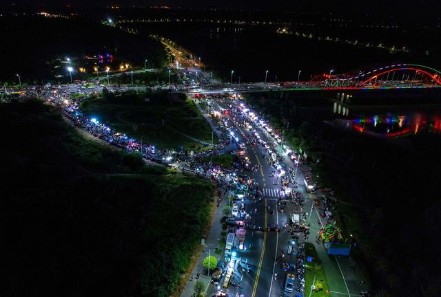 光山：天赐桥下开“夜宴” 人间烟火奏欢歌