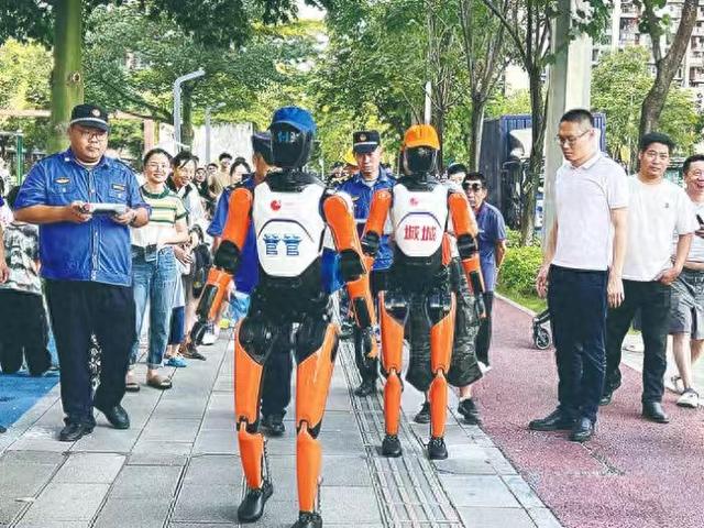 龙岗观察 | 从机器人“劝导员”上街，看AI治理如何融入龙岗市井生活