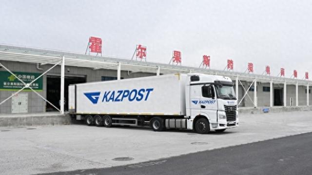 在乌鲁木齐跨境电商直播基地，中亚留学生将“直播带货”打包带走
