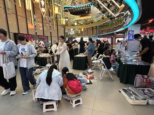 年轻人热衷“吃谷”，京城商圈二次元热潮涌动