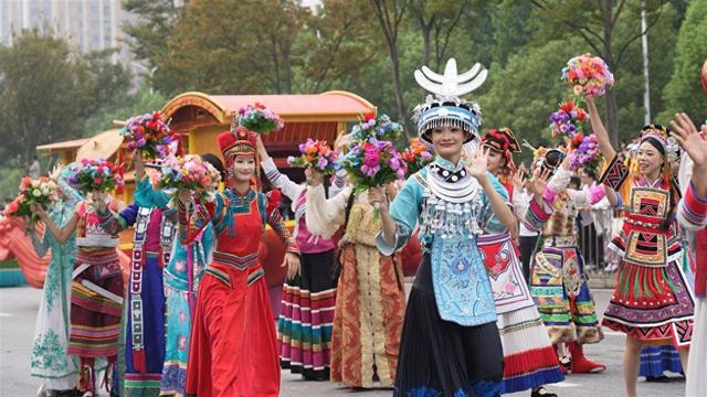 “比过年还热闹！”武汉花车巡游吸引十万游客见证“河山锦绣”