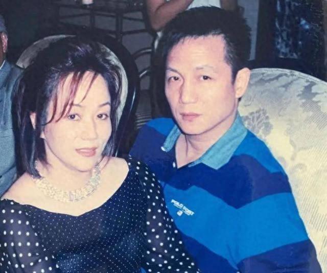 和丈夫离婚后	，她开始和上海首富同居后，如今重操旧业，却无人问