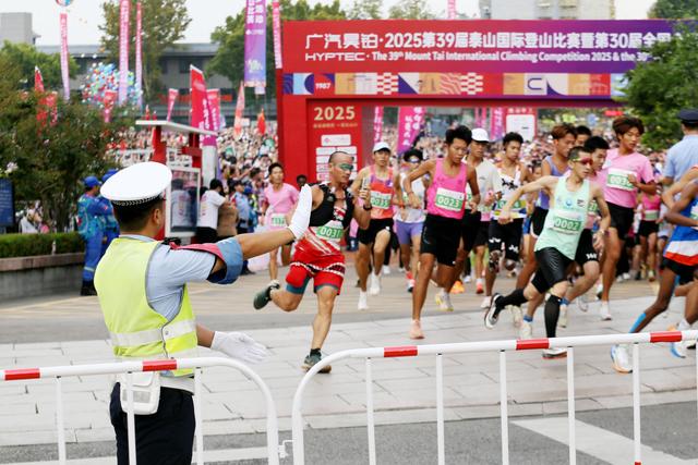 泰安交警：警徽闪耀登山路 疏堵保畅护平安