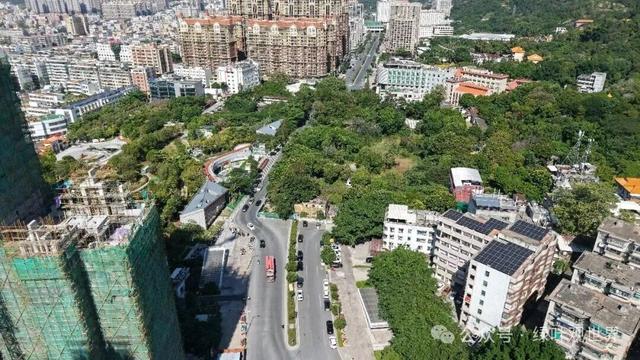 一条笔直的公路修到这里却要绕道而行，据说当初给千亿也拆不下来