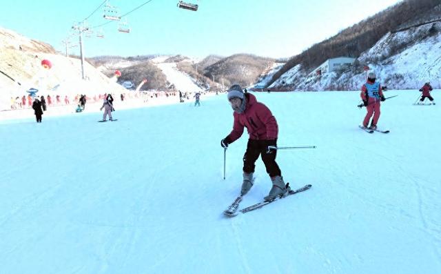 延吉雪假引燃冰雪经济 梦都美滑雪场满是欢腾