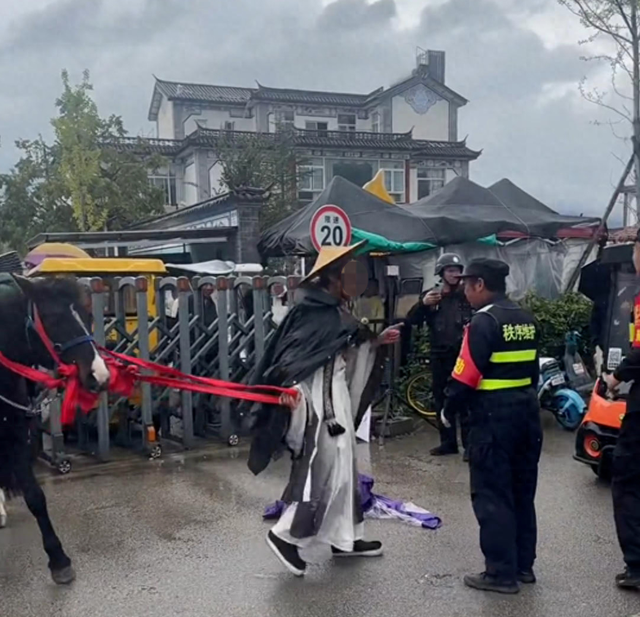 网红骑马强闯大理洱海生态廊道，与多名保安起冲突，喊话“看到他打我马没有”，账号已注销；当地：廊道禁止机动车和马入内，已处理完毕