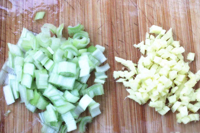 做酸菜炒粉条，不能将酸菜直接下锅，大厨：多做一步	，入味还解馋