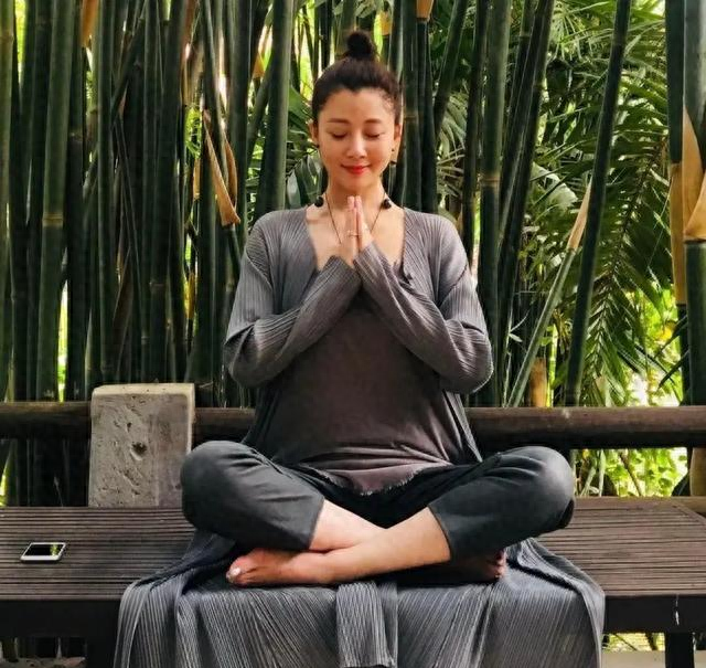 46岁殷桃的“豪宅”又火了，仅一院子就圈粉无数，那叫一个壮观！