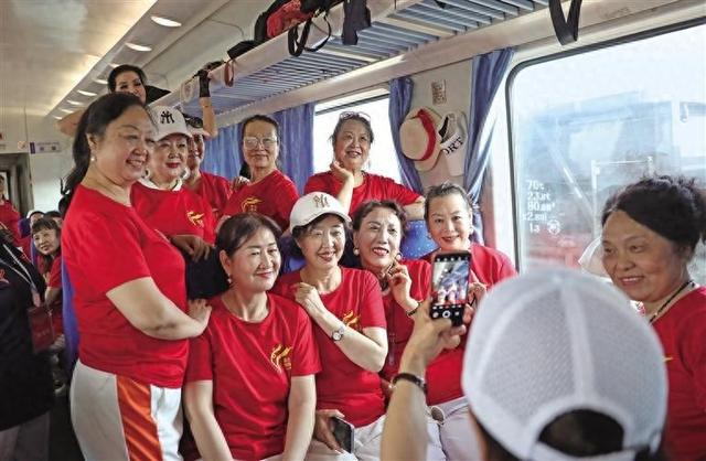 “咱只要跟着走就行” 陕西银发旅游专列激活消费新体验