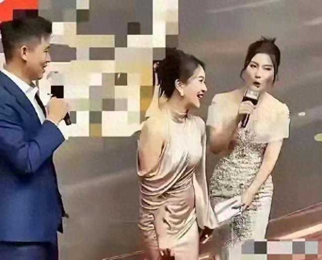 48岁左小青走红毯，不知道她尴不尴尬，反正我看着挺尴尬的。