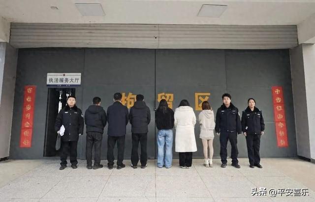 公寓楼里查出卖淫窝点，警察蹲守一整天	，6人当场被抓。