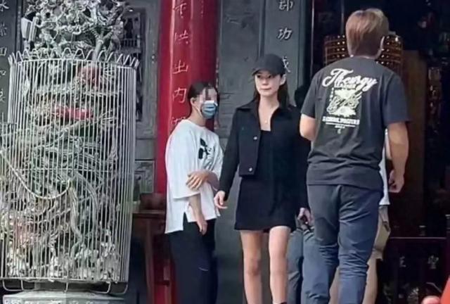 被后妈带着的小玥儿变化好大，身高涨了不少，面对镜头更加自信了