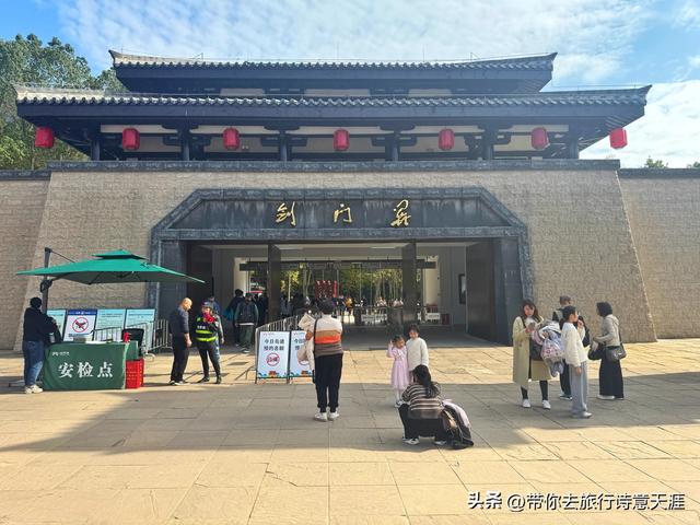 剑门关景区探寻古人入关的足迹