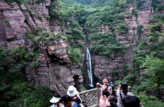 河南辉县：太行深处绝壁峡谷引游客