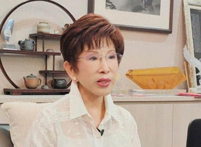 赖清德怕啥来啥！大陆递出邀请函，洪秀柱抵京后，做出郑重表态，民进党气急败坏！